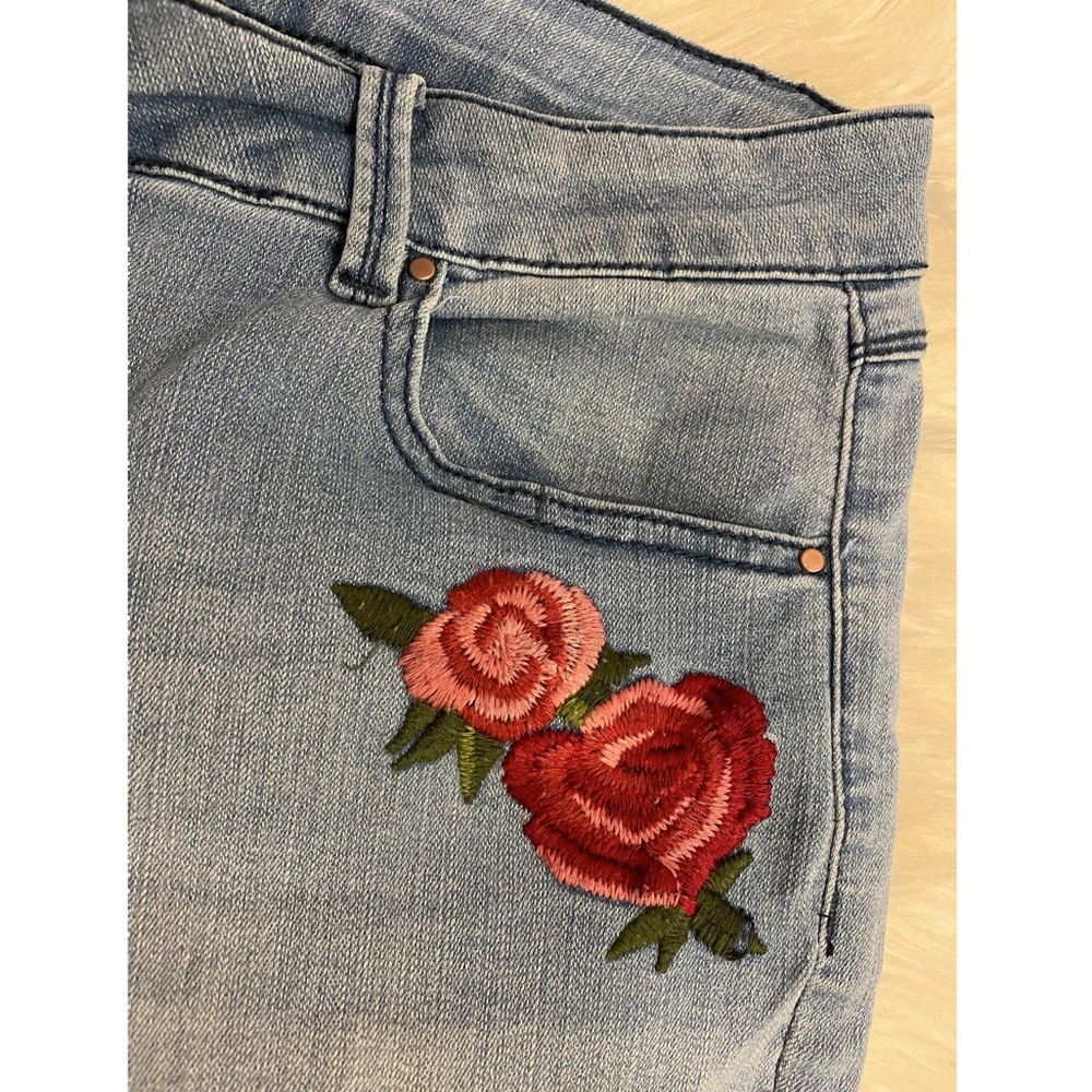 • Cropped Jeans • - Picture 3 of 6